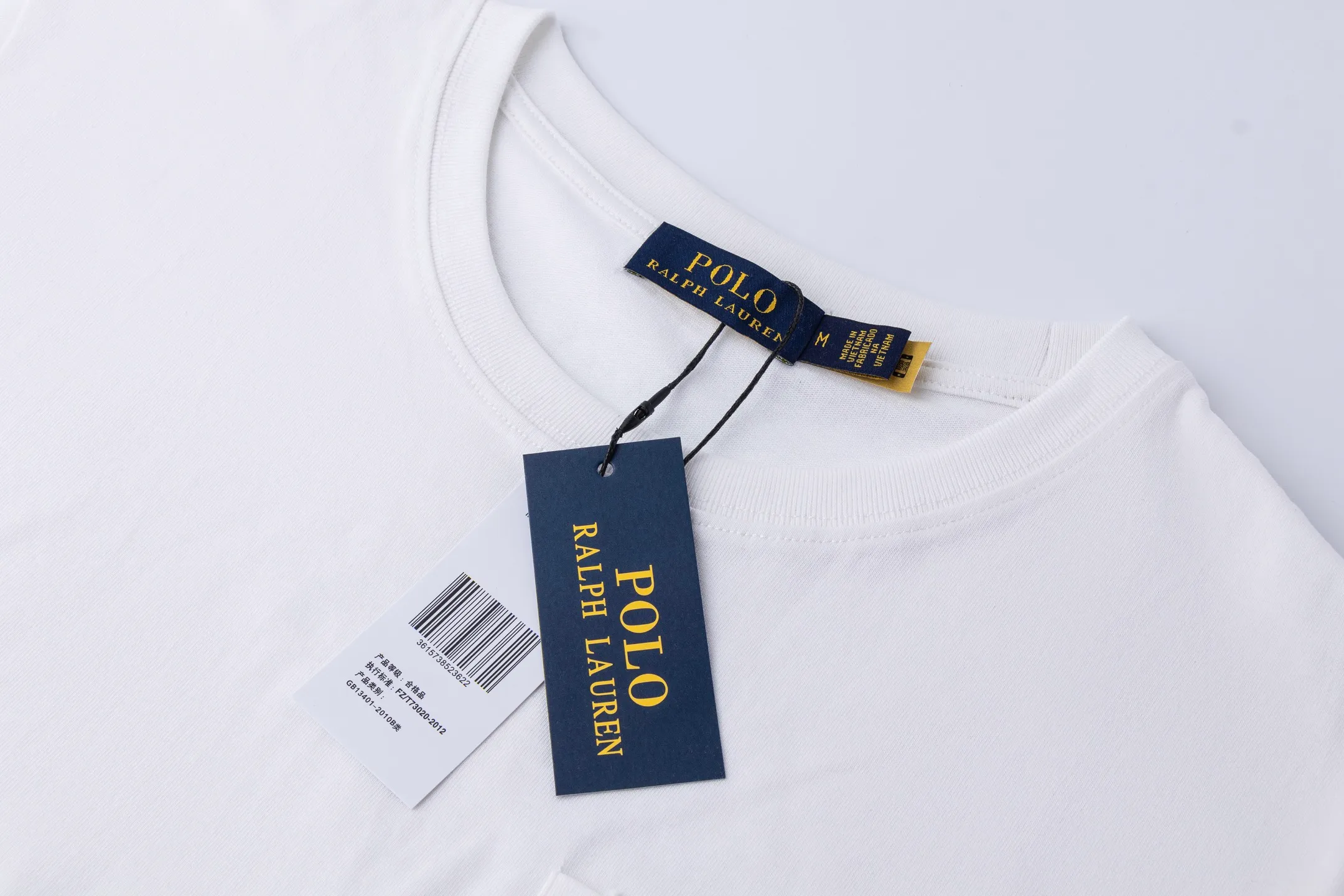 P126 Style number: 510 Ralph Lauren/Ralph Lauren 25ss new style pockets with pony embroidery on the hem, round neck short sleeves. The main logo on the neck has a QR code that can be scanned for verification, and the detailed bear logo embroidery is all high-density and made with imported Tajima machines, distinguishing it from low-end products on the market. 32 counts, 240g hydrophilic toner, 100% cotton fabric, comfortable and soft, highly breathable, focusing on high-end cost-effectiveness, needless to say good quality. Available in a variety of colors, both boys and girls can try this genderless style, giving them a yuppie tone in no time. Immerse yourself in your leisurely style, and have your own style in retro. Natural, vivid, and very French romantic feelings perfectly integrate the youthful atmosphere with the trend. The clever embellishment of the classic pony logo embroidery carries all the eye-catching points. Color: black, white, navy blue, orange Size: S-xL S Shoulder width 44 Bust 100 Sleeve length 22 Clothing length 68 M Shoulder width 46 Bust 104 Sleeve length 23 Clothing length 70 L Shoulder width 63 Bust 108 Sleeve length 24 Clothing length 72 xL Shoulder width 50 Bust 112 Sleeve length 25 Clothing length 74